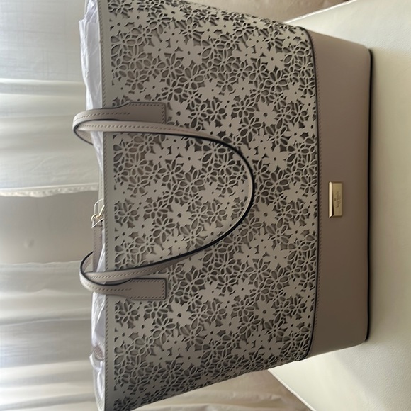kate spade Handbags - NWT Kate Spade Margareta tote in Bradford court cream/pebble color.